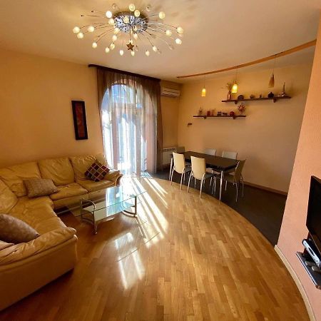 City Center Cute Flat 3 Rooms エレバン エクステリア 写真
