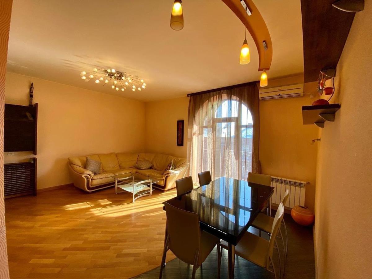 City Center Cute Flat 3 Rooms エレバン エクステリア 写真